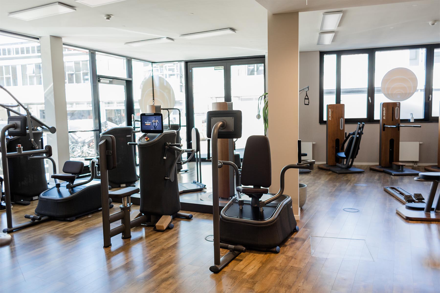 Moderner Gerätebereich mit digitalen Trainingsstationen und hellem Ambiente - impulsESSENZ in Böblingen