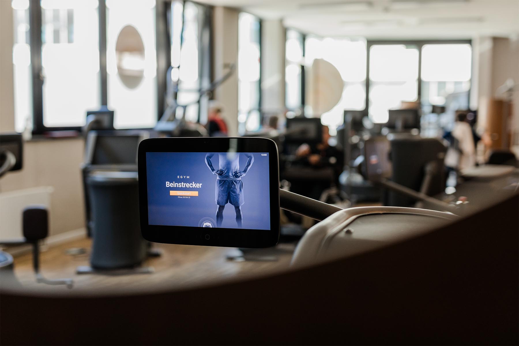 Trainingsgeräte mit digitalen Displays in modernem Fitnessstudio mit entspannter Atmosphäre - impulsESSENZ in Böblingen